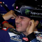 Jorge Lorenzo se pone el casco en su box de Motegi (Japón).-AFP / TOSHIFUMI KITAMURA