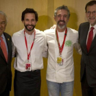 De izquierda a derecha, el primer ministro de Portugal, António Costa, los cocineros Avillez y Solla y Rajoy.-EFE / DIEGO CRESPO