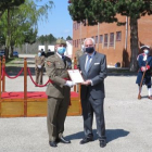 José Luis Concepción recibió el distintivo de manos del general de Brigada Vicente Torres. ECB