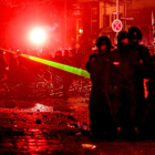 Los manifestantes usan un láser contra la policía.-EFE