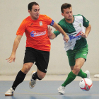 Isra cuerpea con un jugador del Cuéllar en el choque de ayer en el Polideportivo Círculo-Israel L. Murillo