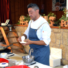 El chef Nacho Rojo, durante la demostración en Canicosa de la Sierra. R. F.