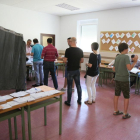Colas para votar en un colegio electoral de Valladolid-ICAL