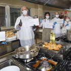 Para cocinar semejante cantidad de torrijas hacen falta unos cuantos cocineros, mucha materia prima y una cocina con buenas instalaciones como la de la Escuela de Hostelería. ISRAEL L. MURILLO