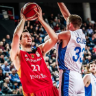 Zipser lanza a canasta en el partido que enfrentó ayer a Alemania con Israel.-FIBA