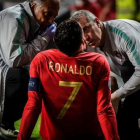 Cristiano Ronaldo atendido por los médicos instantes después de su lesión con Portugal.-EL PERIÓDICO