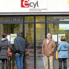 Varias personas, frente a una oficina del Ecyl.-ECB