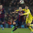 Trigueros pugna con Iniesta en las semifinales de Copa de la pasada temporada.-JORDI COTRINA