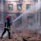 Imagen de archivo de un bombero del parque de Aranda de Duero trabajando en la extinción de un incendio.-ECB