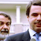 Jaime Mayor Oreja y José María Aznar, en rueda de prensa en junio de 1998.-PABLO SÁNCHEZ (REUTERS)