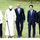 La canciller alemana Ángela Merkel (i), el presidente de Chad Idriss Deby (2i), el presidente estadounidense Barack Obama (c), el primer ministro japonés Shinzo Abe (2d) y el presidente francés Francois Hollande (d).-EFE/JEON HEON-KYUN / POOL