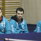 El técnico Fran Berzosa sigue las evoluciones de un partido junto a Jorge Ausín y Alexandru Cazacu.-SANTI OTERO