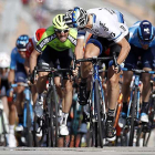 Imagen del esprint de la jornada de ayer con Trentin como dominador con Barbero (derecha) por detrás.-PHOTO GÓMEZ SPORT