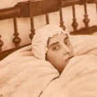 Amalia, tendida en su cama en una fotografía de la época. ESTAMPA