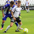 Juanma protege un balón en el choque frente al Alavés B en El Plantío-Israel L. Murillo