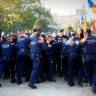 Los Mossos intentan impedir el paso de los manifestantes al parque de la Ciutadella, el pasado 30 de enero.-/ FERRAN NADEU