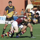 Bianco avanza con el oval a pesar del esfuerzo defensivo de dos rivales.-SANTI OTERO