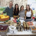 Carlos Jaén, con tres compañeras de El Granero y de Ábrego. SANTI OTERO
