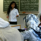 Unas niñas musulmanas asisten a clase en una escuela de Bremen, en el noroeste de Alemania.-AP / JOERG SARBACH