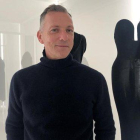 El historiador de la moda Olivier Saillard posa en la presentación de la exposición de Alaïa y Balenciaga, este miércoles en París.-MARÍA DÍAZ VALDERRAMA (EFE)