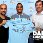 Danilo, con su nueva camiseta, flanqueado por Pep Guardiola y Ferran Soriano, entrenador y director ejecutivo del Manchester City, respectivamente.-MANCHESTER CITY