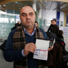 Fuad Sharef muestra el visado de entrada a EEUU en el aeropuerto de Erbil., Irak, a done ha sido devuelto desde Egipto.-AHMED SAAD / REUTERS