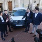 El gerente de Renault, Fernando de Santiago, explica las características de la furgoneta al alcalde y los concejales del PP y el PSOE que ayer compartieron el acto de presentación.-RAÚL G. OCHOA