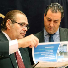 Luis Abraria (izqda.)conversa con el presidente de la Comisión, Salvador Cruz.-ICAL