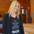 La presidenta de la Comunidad de Madrid, Cristina Cifuentes, con la camiseta.-PERIODICO