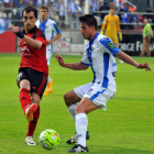 Eguaras busca el pase en el partido disputado ayer.-JOSÉ ESTEBAN EGURROLA
