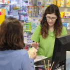 Una mujer adquiere un medicamento en una farmacia.-ISRAEL L. MURILLO