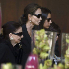 Isabel Preysler (c) y Ana Boyer, esposa e hija, respectivamente, del exministro Miguel Boyer, a su llegada al Tanatorio San Isidro de Madrid.-Foto: EFE