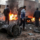 Un grupo de sirios deambula entre los restos del avión ruso derribado.-EFE / ABDALLA SAAD