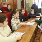 Aitana Arce entregó a los escolares del Niño Jesús el libro de cuentos editado por el IMC en el que se recoge el texto con el que obtuvo un premio en el certamen de Las Candelas.-RAÚL G. OCHOA