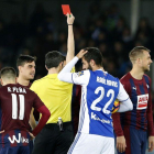 Undiano Mallenco muestra tarjeta roja al jugador del Eibar Florian Lejeune.-JUAN HERRERO / EFE