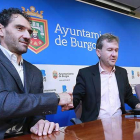 Jorge Garbajosa y Javier Lacalle se estrechan lamano tras firmar el acuierdo en presencia de Carlos Sainz.-RAÚL G. OCHOA