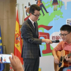 Pablo, aspirante a participar en el concurso de español de la cadena estatal China, interpreta una canción con su guitarra durante el cásting-RAFAEL CANAS
