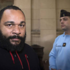 El humorista Dieudonné, a su llegada a los juzgados de París, en diciembre del 2013.-AFP