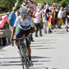 Nairo Quintana ataca en los primeros kilómetros de Alpe d'Huez mientras los miembros del equipo Sky tratan de reaccionar.-Foto: EFE / KIM LUDBROOK