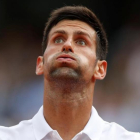 Novak Djokovic resopla en la central de Roland Garros durante su partido de tercera ronda contra el argentino Diego Schwartzman.-CHRISTIAN HARTMANN