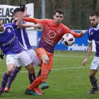 Gabri trata de controlar un balón encimado por los jugadores del Briviesca Iván, Maestu y Pablo del Álamo en el choque de ayer en Castañares.-Raúl G. Ochoa