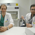 Los doctores José Ángel Pérez Rivera y Daniel Al Kassam Martínez, en el laboratorio.-ISRAEL L. MURILLO