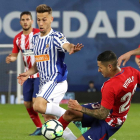 Vitolo pelea por un balón con Canales-JAVIER ETXEZARRETA