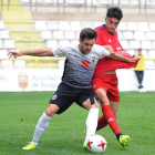 Iker Hernández protege un balón ante la presión de un jugador de Osasuna B-Raúl G. Ochoa