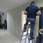Dos profesionales trabajan en las obras de Los Cubos, que permitirán al centro de salud ganar dos consultas.-RAÚL G. OCHOA