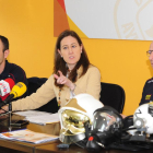Miguel Ángel Extremo, Gema Conde y Julio Estébanez, ayer en el parque de bomberos.-ISRAEL L. MURILLO