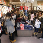 Clientes de las rebajas-R