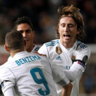 Modric se abraza a Benzema en un partido de Champions.-/ REUTERS