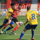 Pedro Martín protege un balón ante el acoso de un defensor del Cádiz en el choque de ayer en Anduva-Alfonso G. Mardones