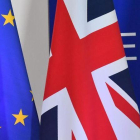 La bandera de la UE y del Reino Unido en un edificio en Bruselas.-AFP / EMMANUEL DUNAND